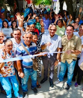 Alcalde Carlos Pinedo entrega calle pavimentada en el Simón Bolívar
