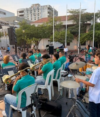 La Retreta Cultural llenó de música el Parque Bolívar conquistando a samarios y turistas