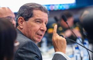 Lafaurie arremete contra la JEP, la “Paz Total” y el viaje del cabecilla de las FARC, alias Timochenko, a España