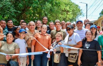 Alcalde Pinedo entrega placa huella en Bonda