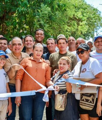 Alcalde Pinedo entrega placa huella en Bonda
