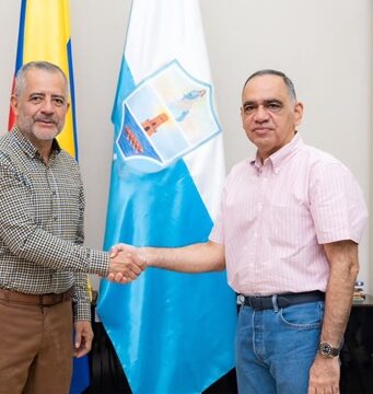 Alcalde Carlos Pinedo posesiona a David Millán como gerente de la Essmar