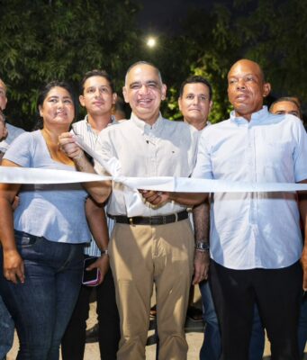 Alcalde Pinedo entregó placa huella en Bonda