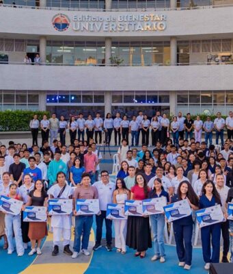 UNIMAGDALENA entregó computadores a estudiantes Talento Magdalena y Santa Marta