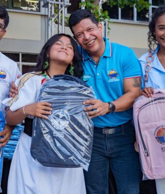 Rector de UNIMAGDALENA impulsa sentido de pertenencia con entrega de maletines institucionales